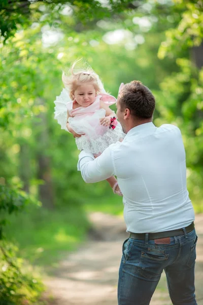 Ayah bahagia dengan bayi perempuan — Stok Foto