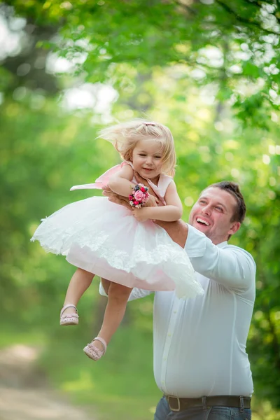 Lykkelig far med en liten jente – stockfoto