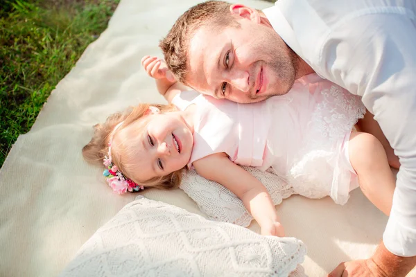 Jonge blij vader met babymeisje — Stockfoto