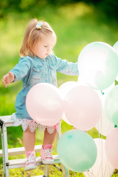 Ευτυχισμένη κοριτσάκι με μπαλόνια — Φωτογραφία Αρχείου