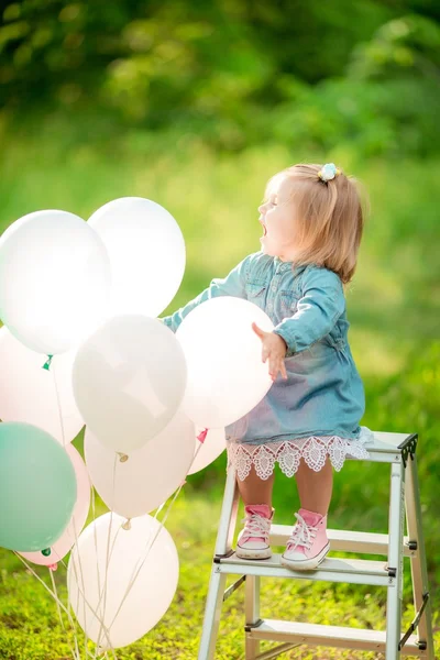 Liten glad tjej med ballonger — Stockfoto