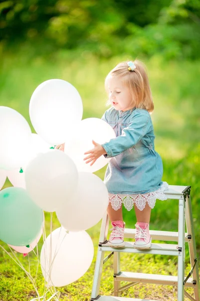 Piccola ragazza felice con palloncini — Foto Stock