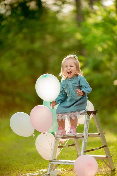 Niña feliz con globos — Foto de Stock