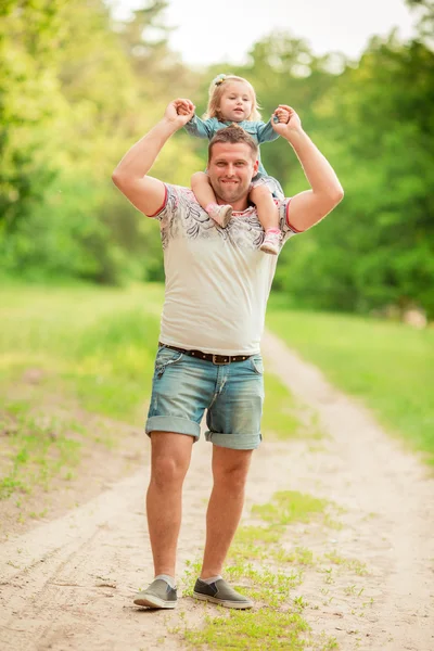 Giovane padre felice con la bambina — Foto Stock