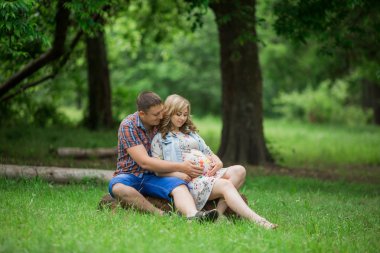 hamile kadın kocasıyla Bahçe