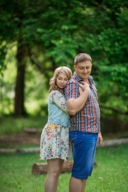 hamile kadın kocasıyla Bahçe