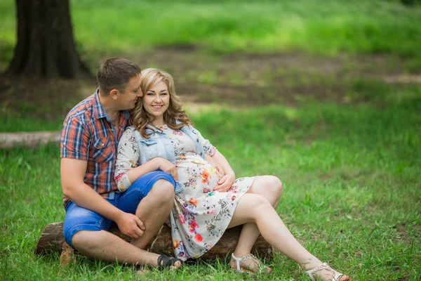 Donna incinta con il marito in giardino — Foto Stock