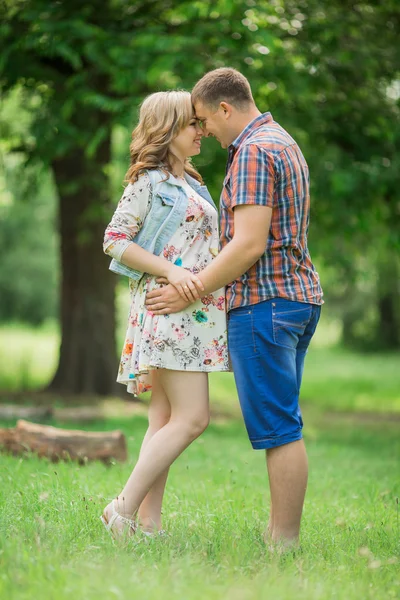 Mulher grávida com o marido no jardim — Fotografia de Stock