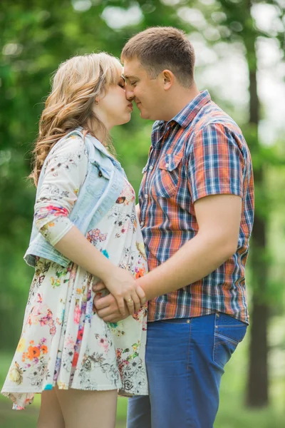 Mulher grávida com o marido no jardim — Fotografia de Stock