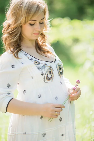 Beautiful pregnant woman — Stock Photo, Image