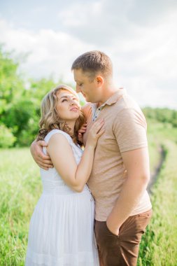 Bir alandaki kocasıyla hamile kadın 