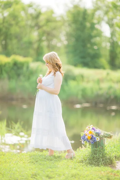 Nehri yakınında güzel bir hamile kadın — Stok fotoğraf