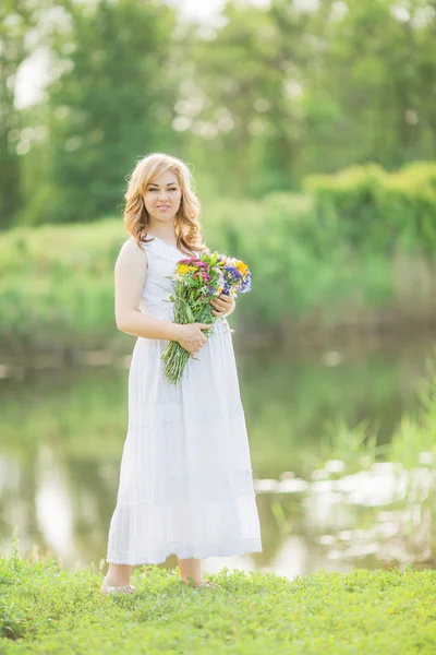 Mooie zwangere vrouw in de buurt van rivier — Stockfoto