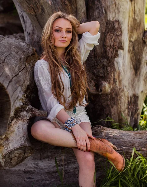 Bohemian Girl im Frühlingsgarten — Stockfoto