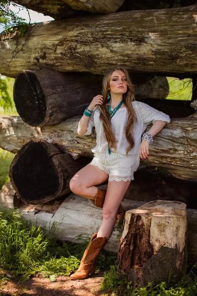 Bohemian Girl im Frühlingsgarten — Stockfoto