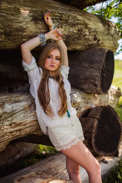 Bohemian Girl im Frühlingsgarten — Stockfoto