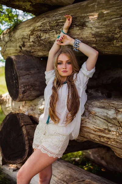 Bohemian Girl im Frühlingsgarten — Stockfoto