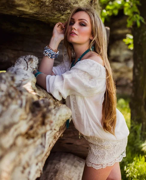 Чешская девушка в весеннем саду — стоковое фото