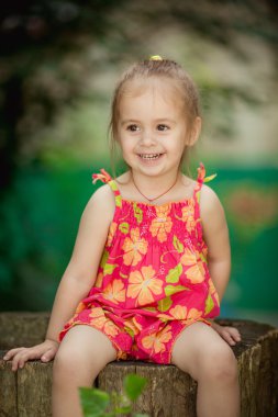 Sevimli küçük kız açık havada elbiseli