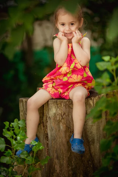 Petite fille mignonne en robe à l'extérieur — Photo