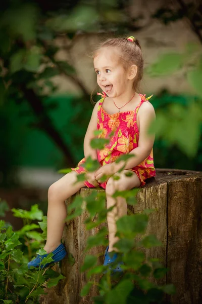 Niedliches kleines Mädchen im Kleid im Freien — Stockfoto