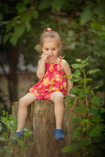 Schattig klein meisje in jurk buitenshuis — Stockfoto