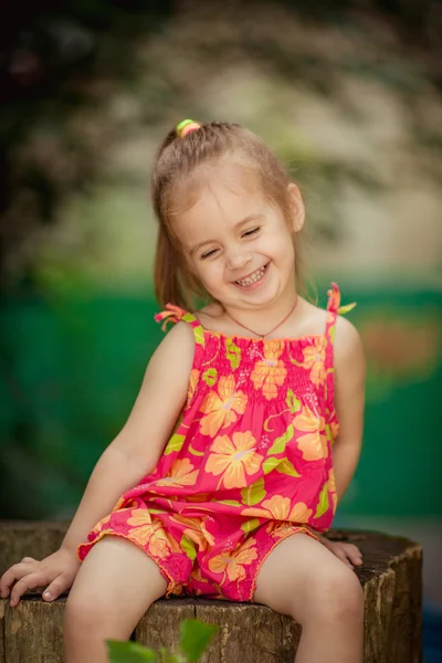 Schattig klein meisje in jurk buitenshuis — Stockfoto