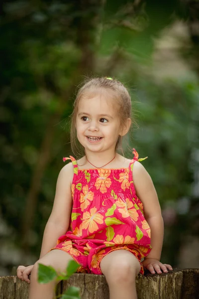 Schattig klein meisje in jurk buitenshuis — Stockfoto