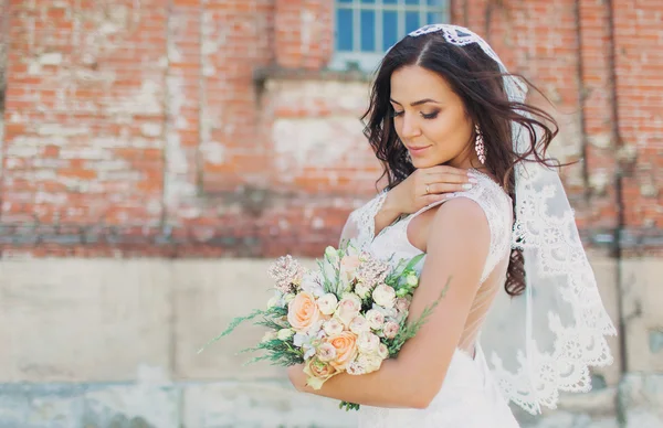 Bela noiva em vestido branco — Fotografia de Stock