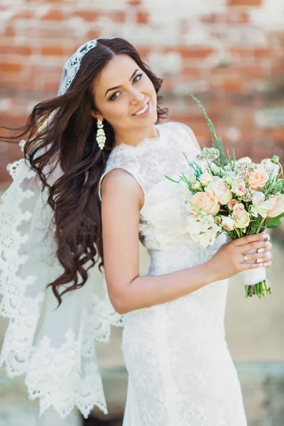 Vacker brud i vit klänning — Stockfoto