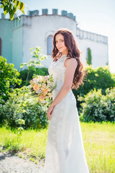 Bela noiva em vestido branco — Fotografia de Stock