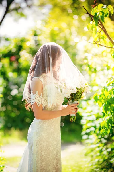 Όμορφη νύφη σε λευκό φόρεμα — Φωτογραφία Αρχείου