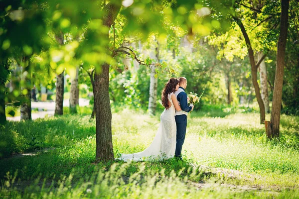 Noiva e noivo em seu dia de casamento — Fotografia de Stock