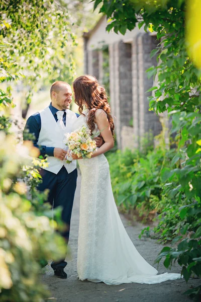 Nevěsta a ženich v jejich svatební den — Stock fotografie