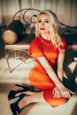 Makyaj Kırmızı elbiseli sarışın kadınla