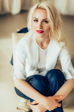 Güzel sarışın kadın moda giysileri