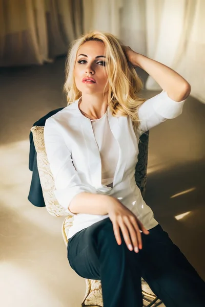 Schöne blonde Frau in modischen Kleidern — Stockfoto