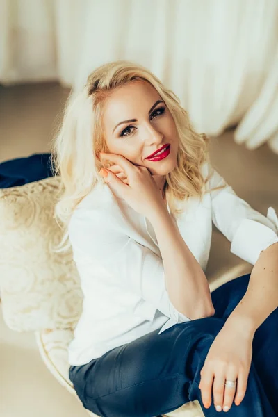 Schöne blonde Frau in modischen Kleidern — Stockfoto