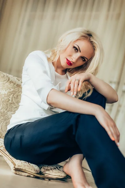 Красивая блондинка в модной одежде — стоковое фото