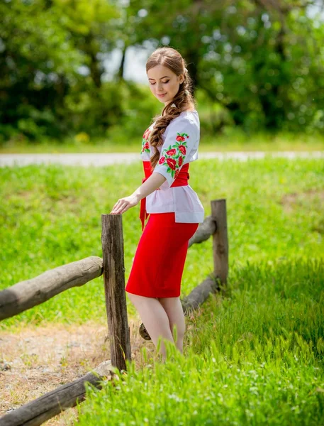 Ukrainisches Mädchen in Nationalkleidung — Stockfoto