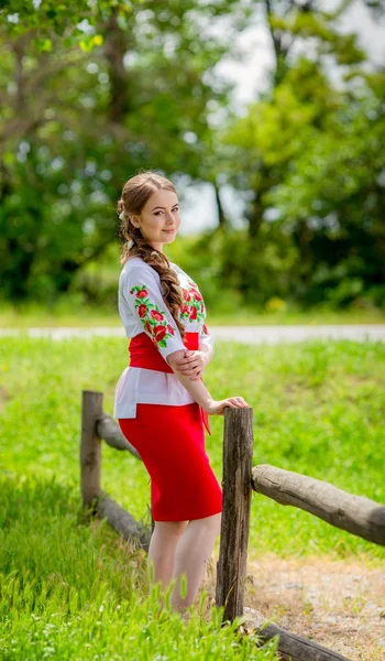 Ukraińska dziewczyna w krajowych ubraniach — Zdjęcie stockowe