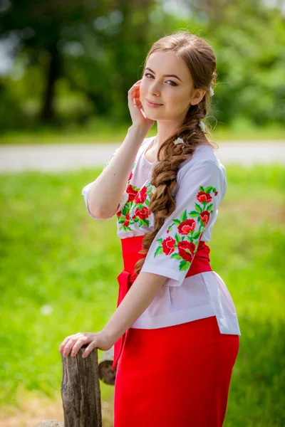 Ukrainienne fille dans national vêtements — Photo