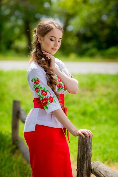 Украинка в национальной одежде — стоковое фото