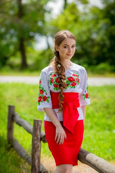 Chica ucraniana en ropa nacional — Foto de Stock