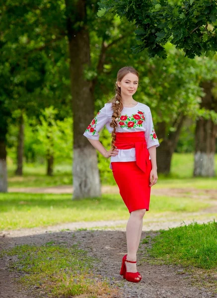 Chica ucraniana en ropa nacional —  Fotos de Stock