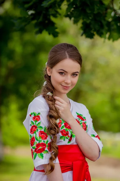 Ukrainska flicka i nationella kläder — Stockfoto