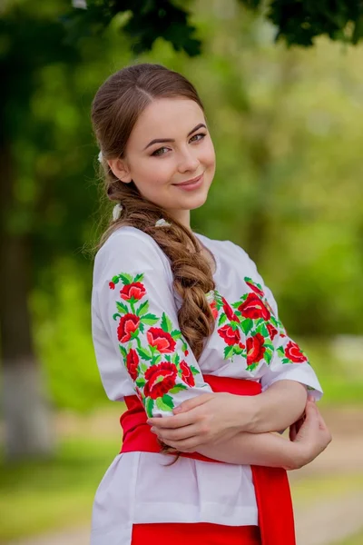 Ragazza ucraina in vestiti nazionali — Foto Stock