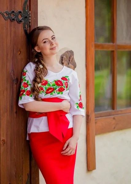 Ukrainienne fille dans national vêtements — Photo