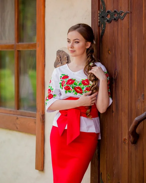 身着民族服装的乌克兰女孩 — 图库照片