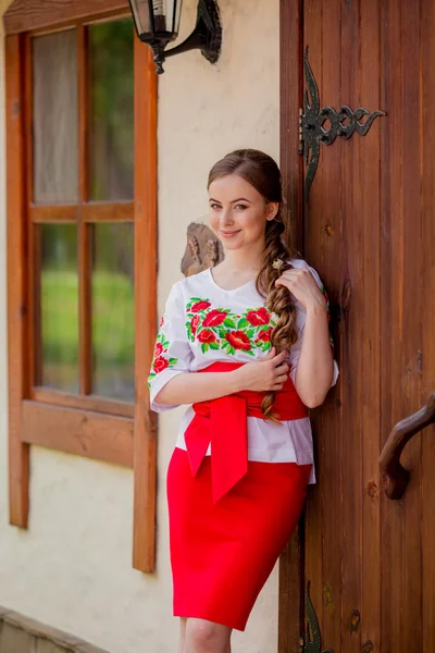 Ukrainska flicka i nationella kläder — Stockfoto